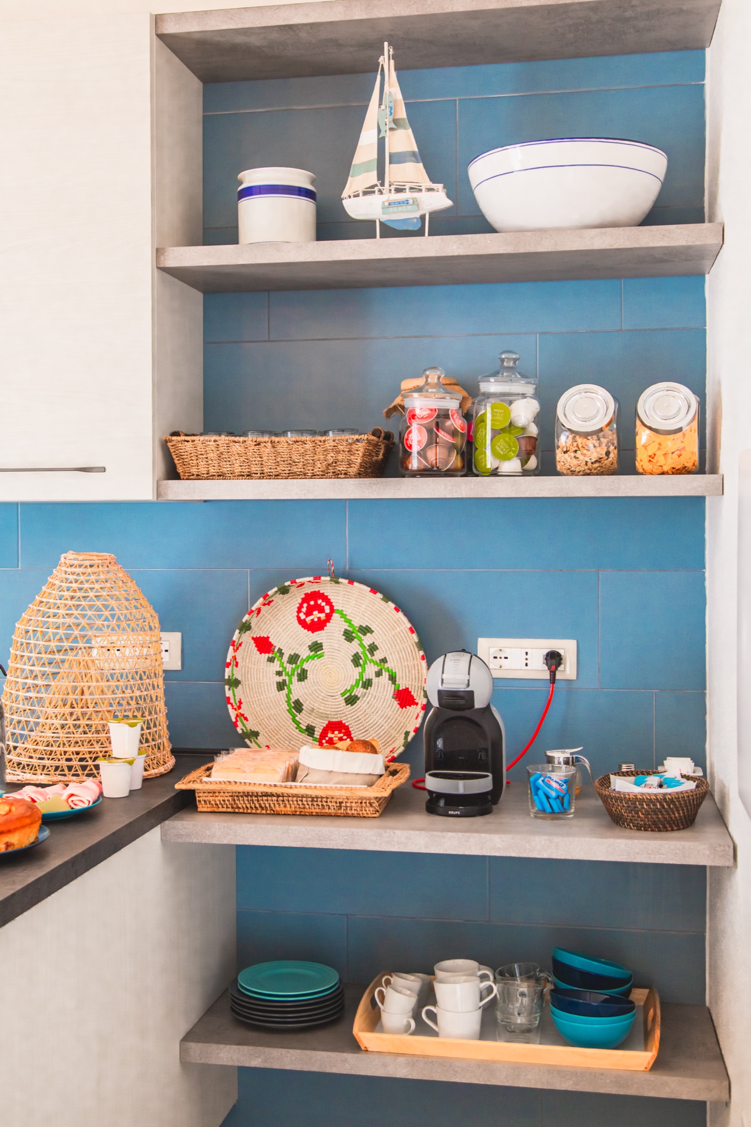 Angolo self-service con macchina del caffè, cereali e biscotti